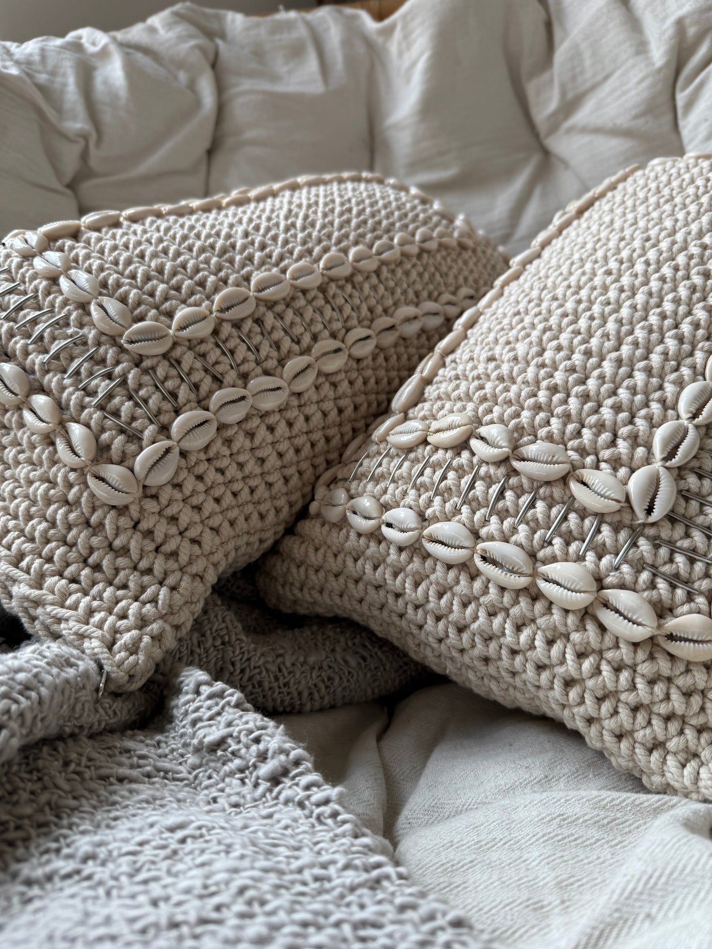 Cojín conchillas crochet
