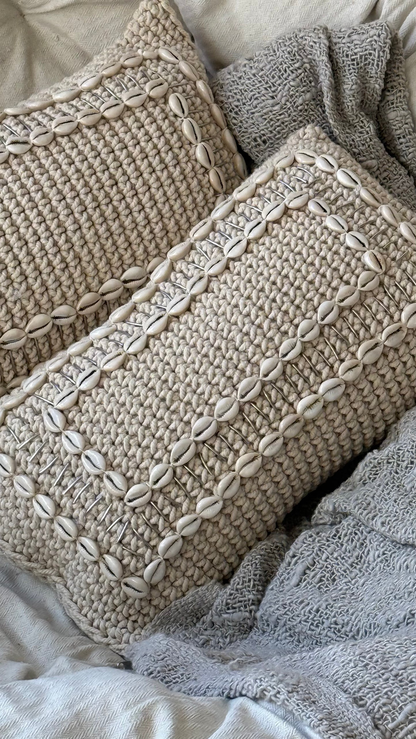 Cojín conchillas crochet