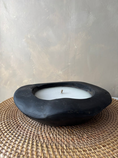 Vela en cuenco negro