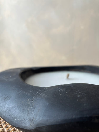 Vela en cuenco negro