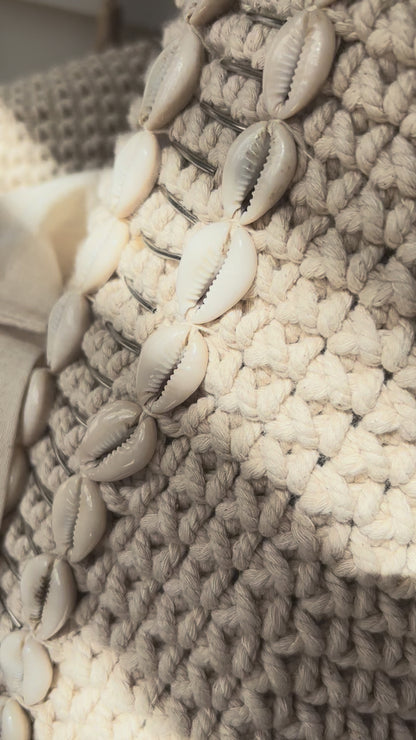 Cojín conchillas crochet